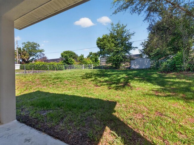 Building Photo - 922 N Fairbairn Dr