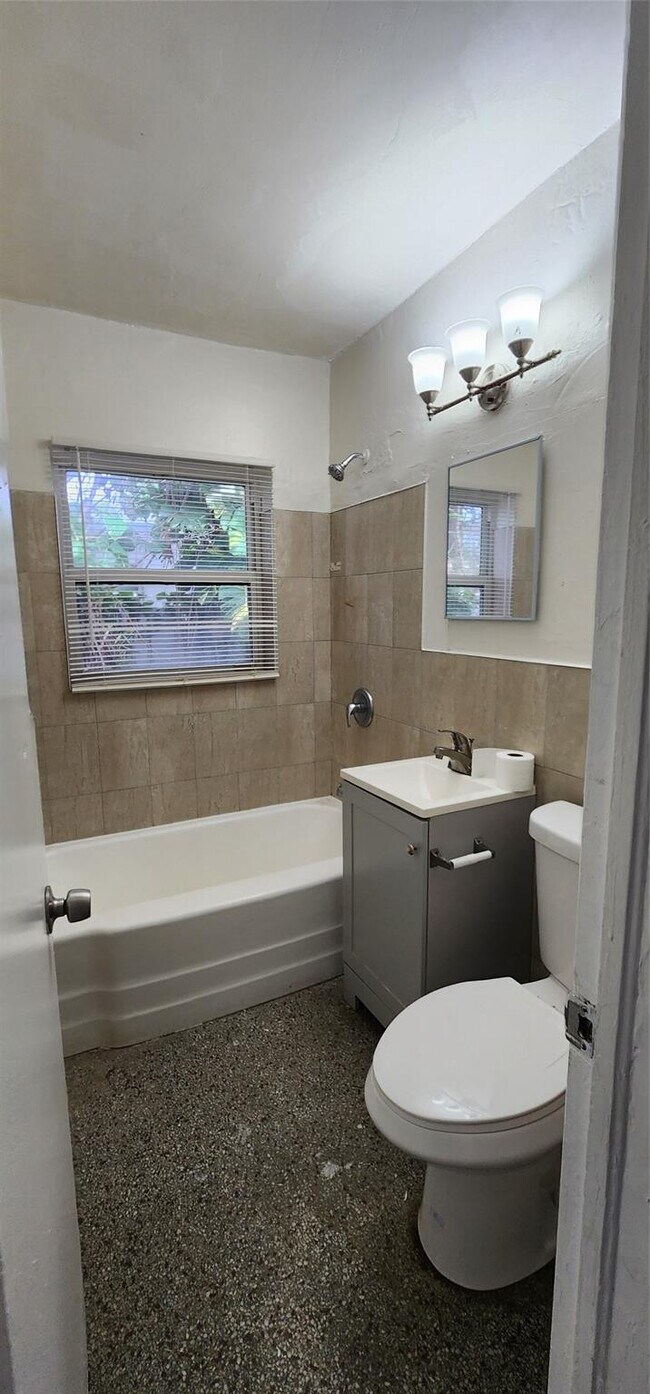 Building Photo - 2711 Lincoln St