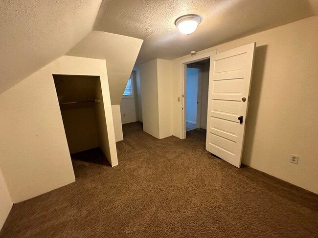 Building Photo - Great 5 Bedroom + 2 Bath House with Flexib...