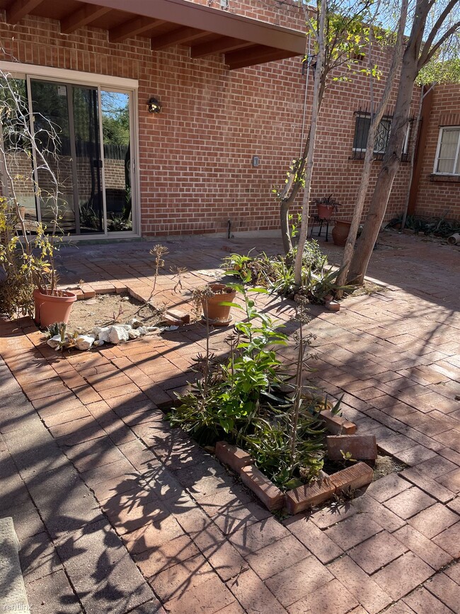 Building Photo - 1 br, 1 bath 4plex - 2921 East 10th Street