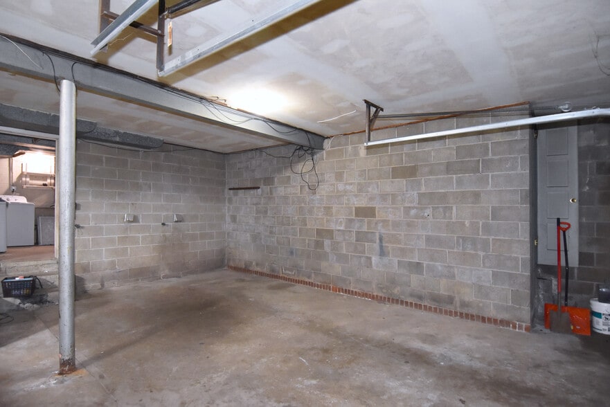 Ground floor shared garage. - 3156 Glendale Ave