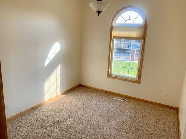 Building Photo - 3 bedroom 2 bath townhome