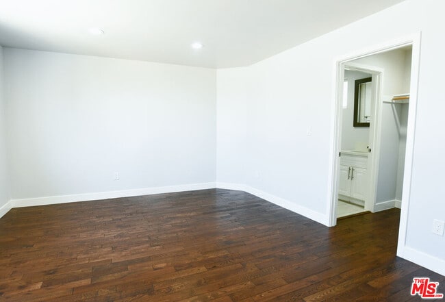 Building Photo - 2114 S Ridgeley Dr