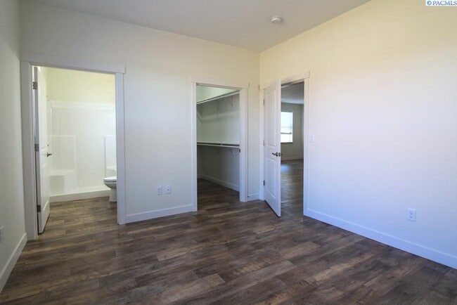 Building Photo - 3 Bed/2.5 Bath Townhouse in Kennewick