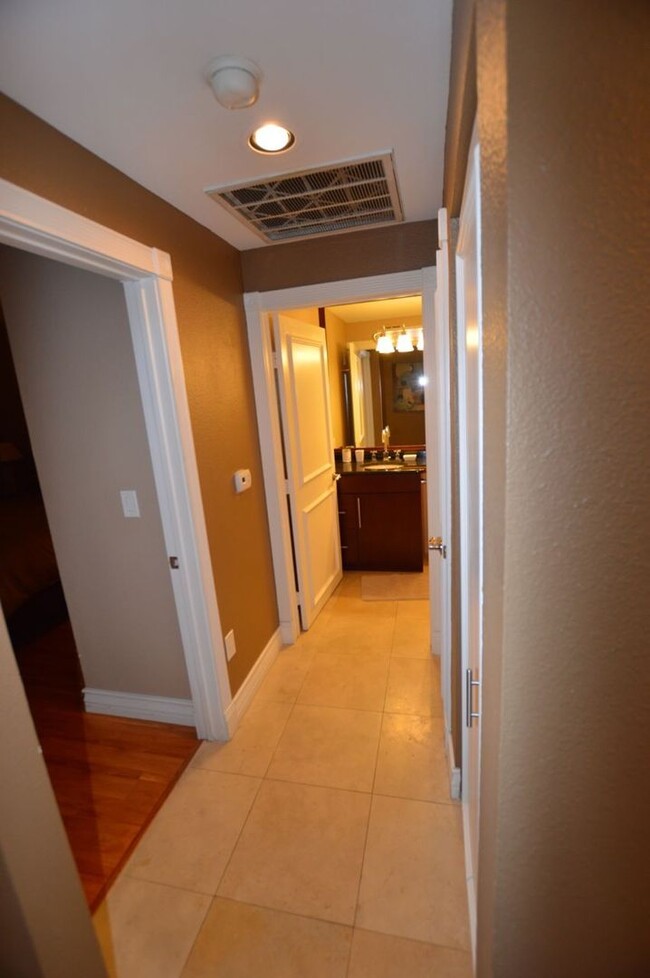 Building Photo - Meridian 2 BED|2BA FURNISHED CONDO 1 BLOCK...