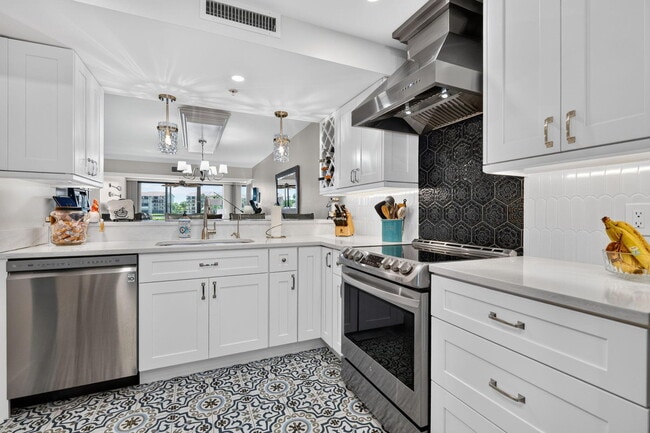 Building Photo - 2401 Marina Isle Way