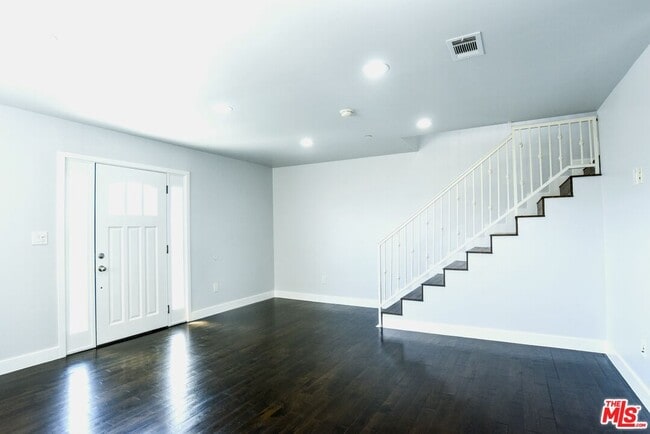 Building Photo - 2114 S Ridgeley Dr