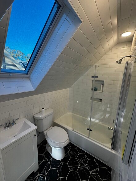 Bathroom #1 - 47 Kilsyth Rd