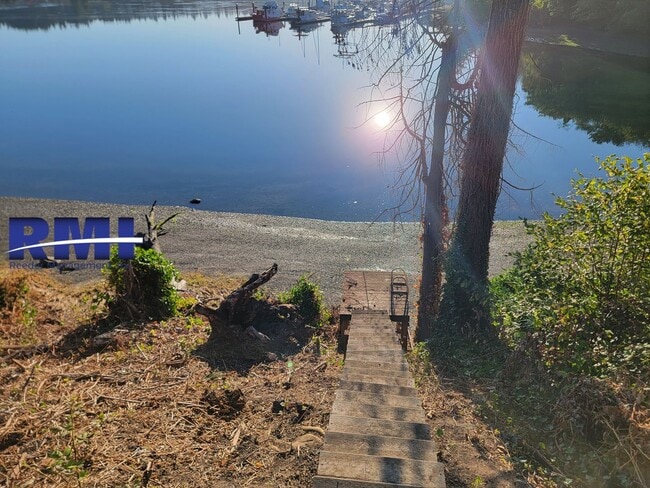 Building Photo - Waterfront Living in the Heart of Bremerton!!