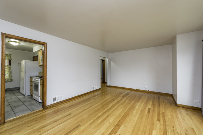 Building Photo - 342 N Lewis Ave