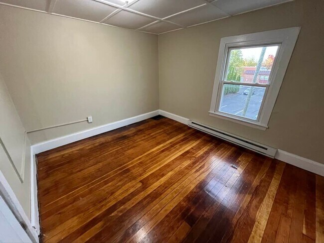 Building Photo - Gorgeous 1-bedroom, Second floor! Apartmen...