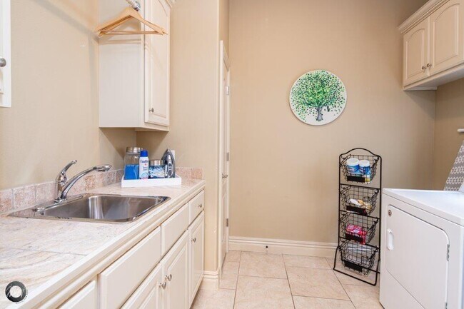 Building Photo - 5106 S Sloan Cir