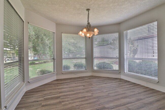 Building Photo - 10910 Scenic Dr