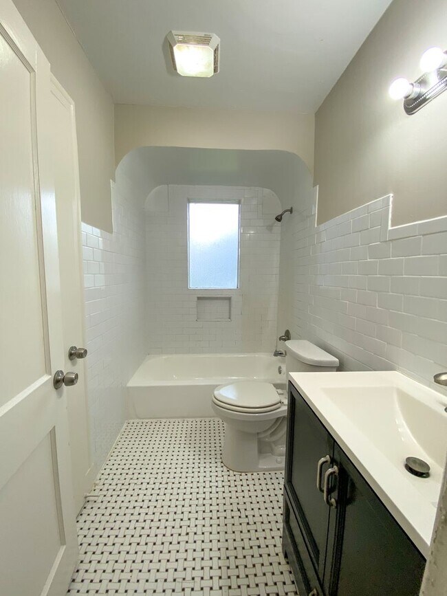 Building Photo - 2 bed, 1 bath near the University of Memphis