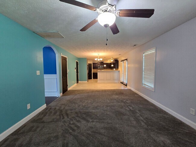 Building Photo - 103 Flag Dr