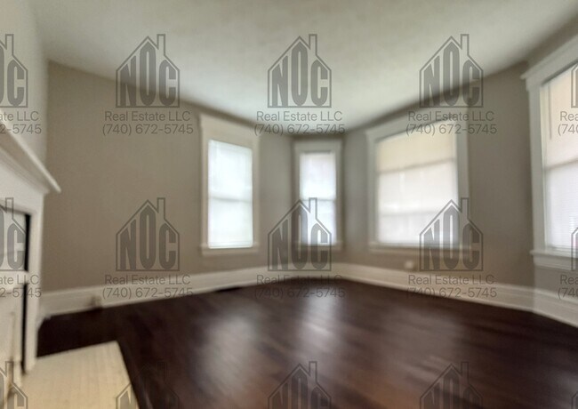 Building Photo - 160 1/2-160 1/2 Lake St