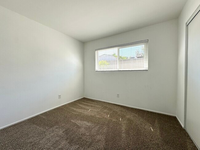 Building Photo - Beautiful three bedroom two bath home in Roseville!!