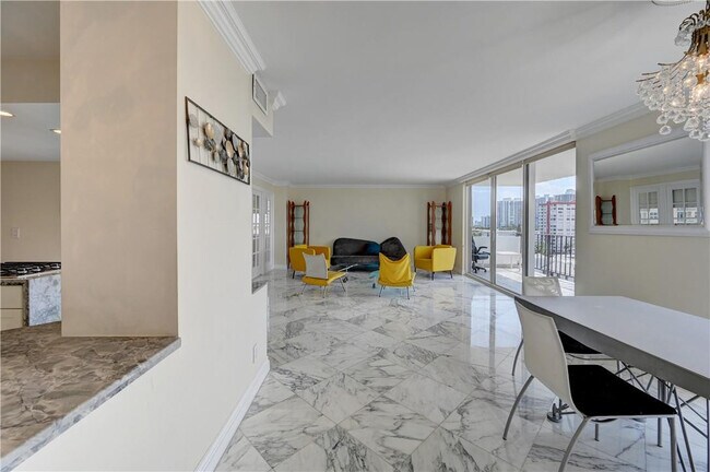 Building Photo - 2030 S Ocean Dr