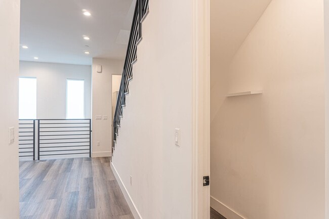 Building Photo - Beautiful Spacious Modern 3 Bedroom Townhome Available Now!