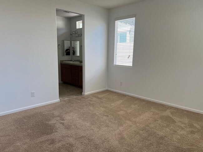 Building Photo - Spacious 4-Bedroom Home in Valencia Height...