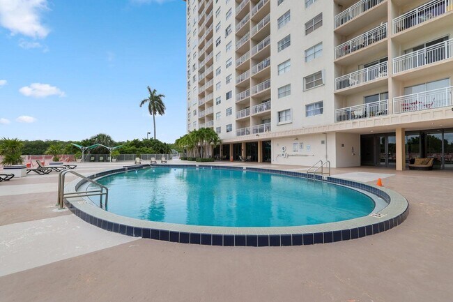 Building Photo - 400 Kings Point Dr