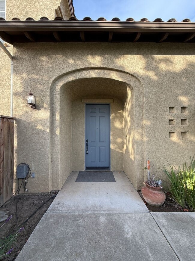 Building Photo - Beautiful Large Two Story Home is Centrall...