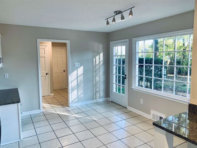 Building Photo - 8105 Savannah Way