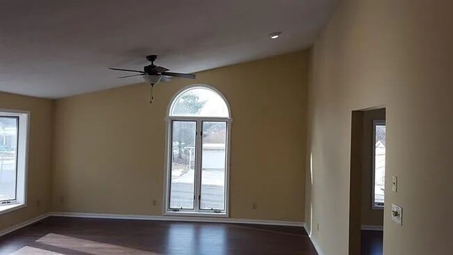 Building Photo - 4 bed/ 2.5 baths Single Family Home
