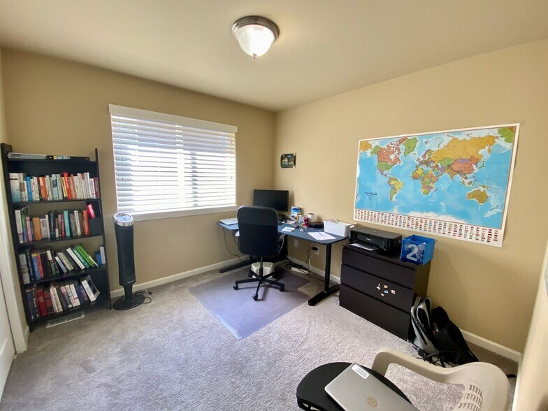 Building Photo - Welcome to the Claremont community in the Renton Highlands!