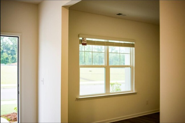 Building Photo - 386 Red Dragon Dr