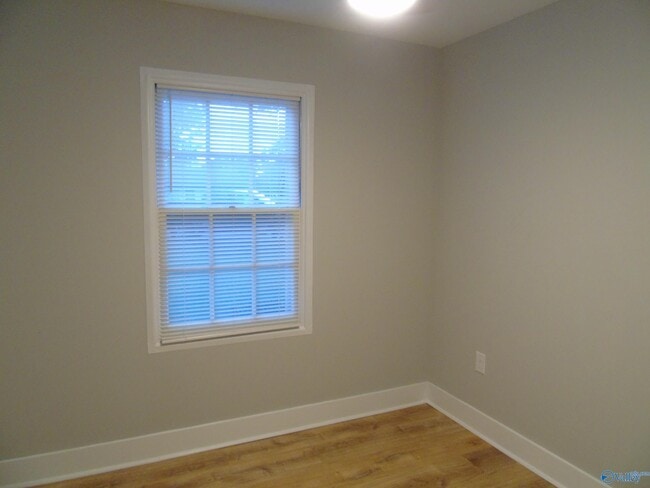 Building Photo - 2008 Dellbrook Dr NE