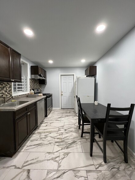 Building Photo - 3820 Hamilton St