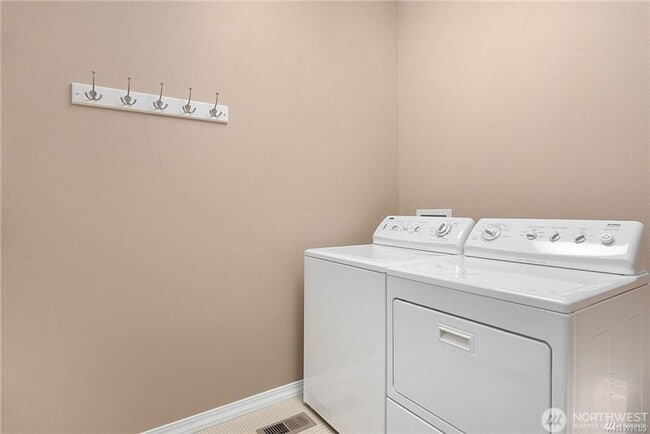 Building Photo - 2bd/1.75ba Redmond Duplex