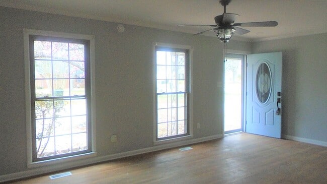 Building Photo - 3 Bedroom 2 Bathroom Home - Ask About the Move In Special!