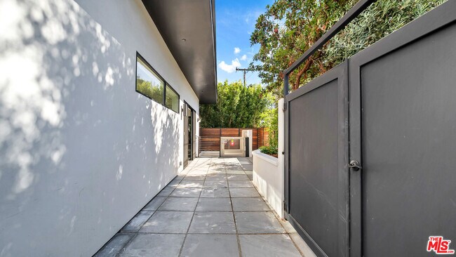 Building Photo - 1123 N Formosa Ave