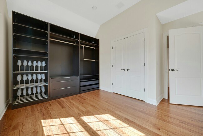 Building Photo - 1 Lindy Pl