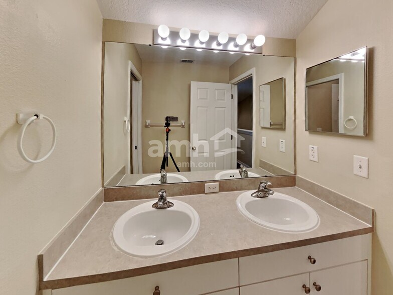 Building Photo - 3213 Prairie Iris Dr