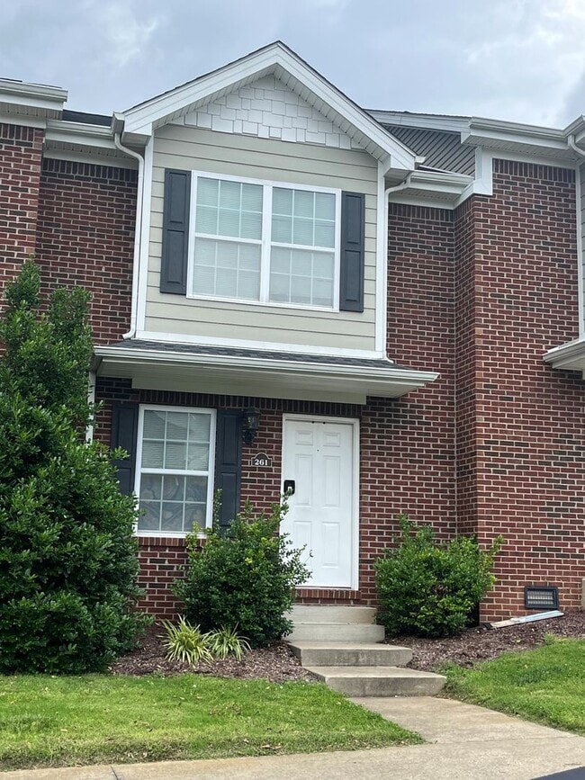 Building Photo - Great townhouse for quiet family living