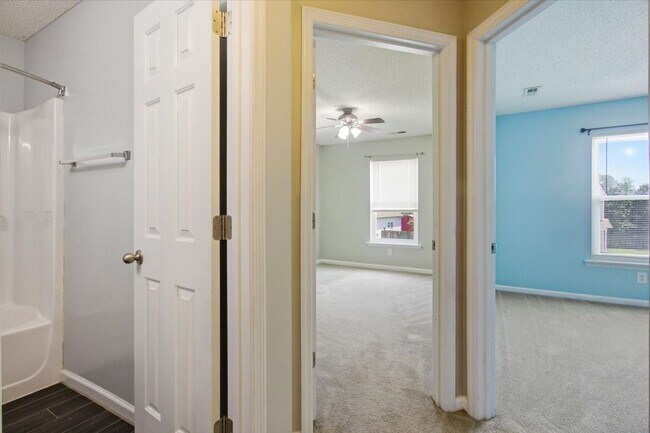 Building Photo - 3 Bedroom 2 Bathroom Home