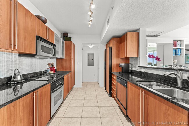 Building Photo - 1551 N Flagler Dr