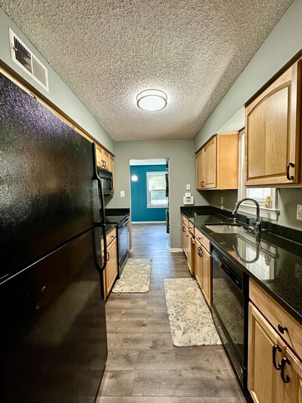 Building Photo - 3070 Tecumseh Ct