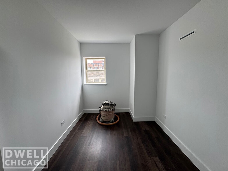 Building Photo - 5600 N Ashland Ave