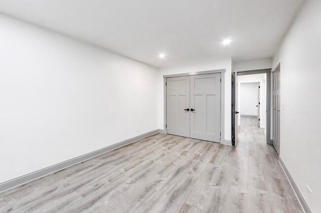Building Photo - 6882 W Touhy Ave