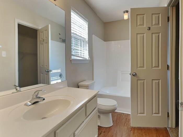 Building Photo - 10110 Northwoods Forest Dr