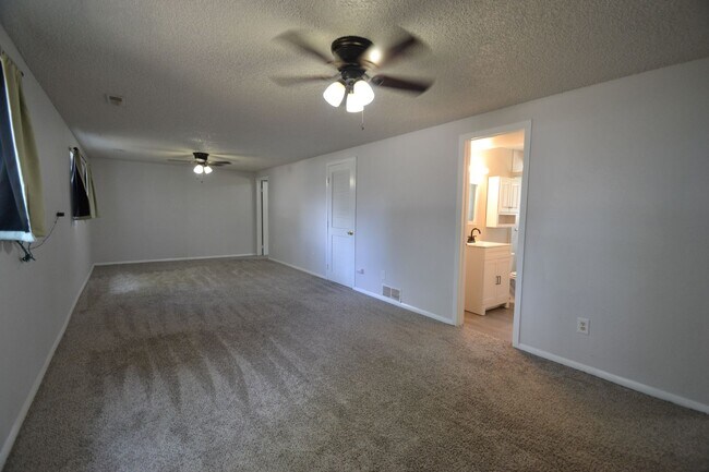 Building Photo - Newly Remodeled 4 Bedroom with AC!