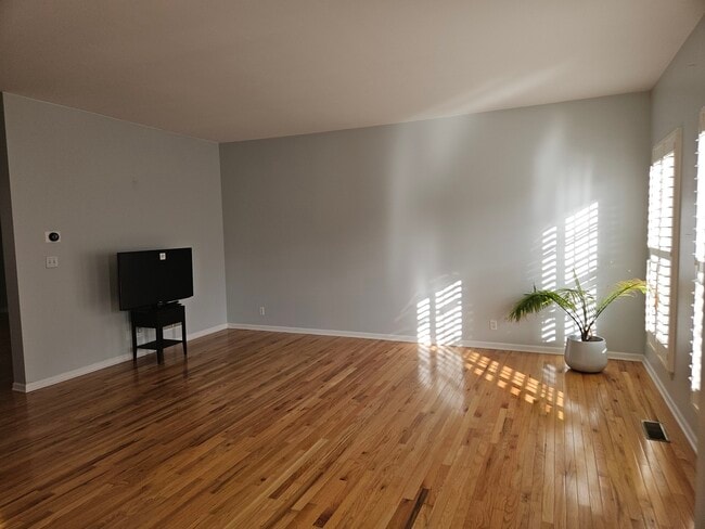 Building Photo - 0N312 Dooley Dr