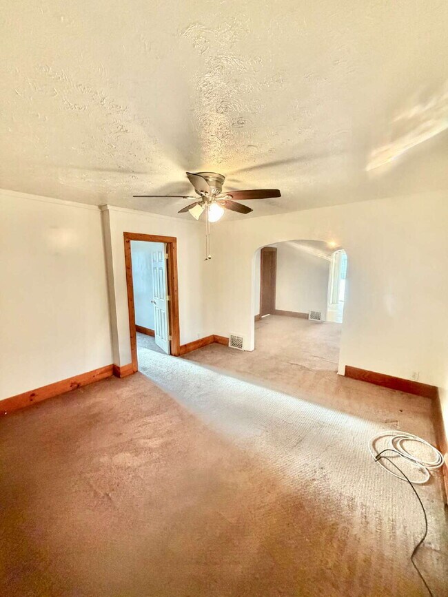 Building Photo - 3 Bedroom with a bonus room, 1 Bath Available!