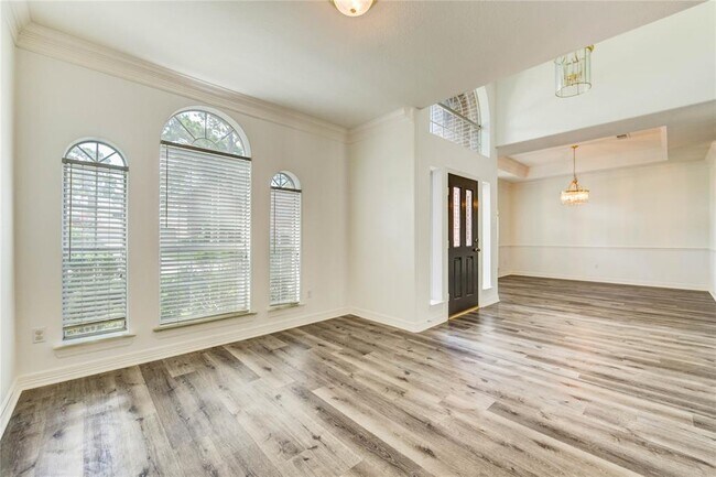 Building Photo - 8803 Memorial Creek Dr