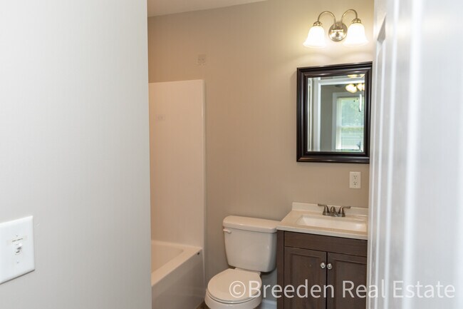 Building Photo - 1096 Elm Cir