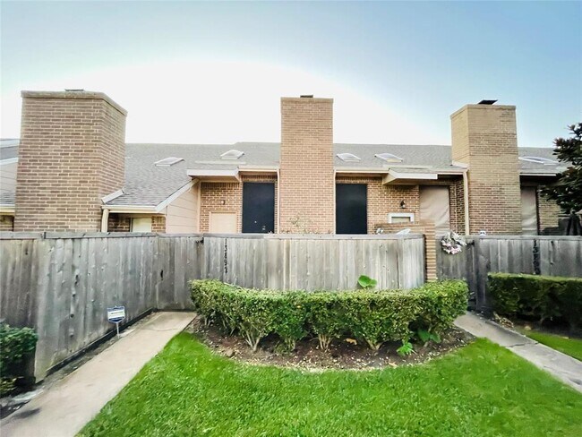 Primary Photo - 13892 Hollowgreen Dr